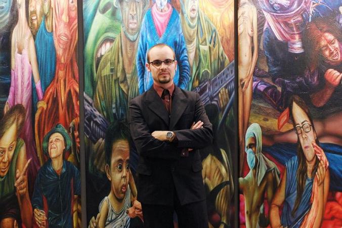 Javier Joven delante de su obra en ParÃ­s